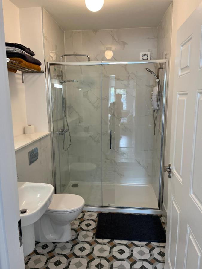 אינסקורתי 2 Bedroom Apartment Central Town Location מראה חיצוני תמונה